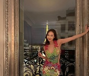 제시카, 구슬 드레스로 파격 노출…에펠탑 앞 행복한 미소는 덤