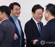 김종민 의원과 인사하는 이재명 대표