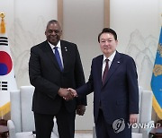 [속보] 尹, 美국방에 "韓우려 불식할 실효적 확장억제 협의해달라"