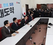 이태원 유족, 주호영 만나 '특별법 제정·국회 추모제 참석' 요청