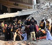폭탄 공격으로 무너진 파키스탄 이슬람 사원