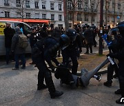 [포토] 프랑스, 연금개혁 반대 2차 시위…끌려가는 시위대