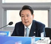 尹대통령 "창의적 인재 양성에 미래 달려"…과학기술 강조