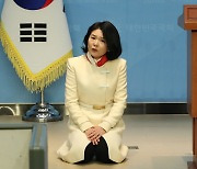[뉴스1 PICK]무릎 꿇은 류여해, 與최고위원 출사표…"尹 내가 지키겠다"
