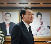 [뉴스1 PICK] 박정희 생가 찾은 윤 대통령…"위대한 지도자"