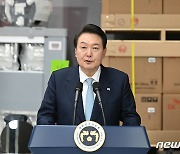 尹대통령 "국산 기술로 반도체 초격차 확보 힘써 달라"(종합)