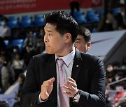[포토]팀의 역전승에 박수를 보내는 LG 조상현 감독