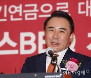 검찰, 윤홍근 전 BBQ 회장 배임 혐의로 기소