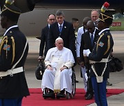 38년만에 콩고 찾은 교황 “아프리카의 목 더 이상 조르지 마라”