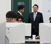 [속보]尹, 박정희 생가 방문 "위대한 지도자가 이끈 미래, 이어갈 것"