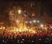 [포토] 유럽 최대 불 축제…바이킹 후예들의 뜨거운 새해맞이
