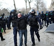 [해외픽] "연금개혁 물러날 수 없다"는 마크롱에 프랑스 전역 시위 들끓는다