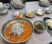 매콤한 육수, 오도독 씹히는 오징어… 속초 지역민 사로잡은 물회