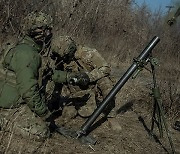 우크라 격전지 바흐무트 포위 나선 러…보급로 추가 차단 가능성