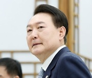 윤 대통령, 박정희 생가 방문…"위대한 지도자"