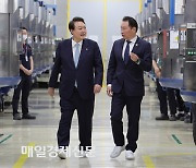 [포토]SK 실트론 웨이퍼 생산라인 둘러보는 윤대통령과 최태원 회장