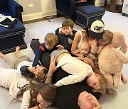 ‘촬영장 총격사망’ 알렉 볼드윈 기소된 날, 아내는 SNS에 7명 자녀 사진 올렸다[해외이슈]