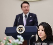 김건희 여사, 한남동 관저서 대통령실 실무급 직원들과 오찬