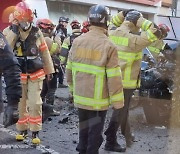 서울 마포구에서 주택가 달리던 차량 건물 충돌… 2명 사망