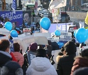 李 ‘사법리스크’ 위기 고조되자…민주당 ‘팬덤정치’ 또다시 고개