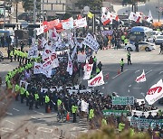 윤석열 정부 규탄 행진하는 민주노총 조합원들