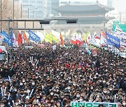 정부 규탄 결의대회하는 민주노총 조합원들