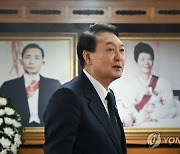 尹대통령, 박정희 생가 방문…"위대한 지도자가 이끈 미래 계승"