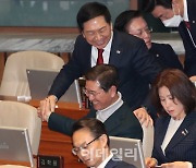 [포토]본회의, '미소 보이는 김기현'