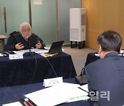 [포토]박경석 전장연 대표와 이야기 나누는 오세훈 시장