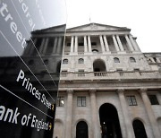 영국 기준금리 연 4%로 인상…금융위기 이후 가장 높아