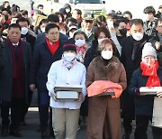 황교안 전 대표, 박 전 대통령 생일 축하 행사 참석