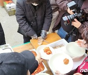 대구 이슬람사원 반대 주민 '돼지고기 잔치'