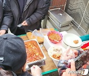 이슬람사원 반대 주민 '돼지고기 잔치'