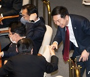 동료 의원들과 인사하는 김기현 의원