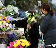 졸업·입학 시즌이지만 많이 오른 꽃값