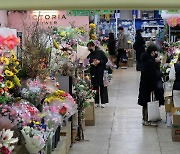 졸업·입학 대목이지만 한산한 꽃시장