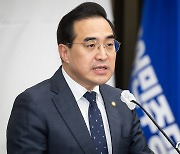 의총 발언하는 박홍근 민주당 원내대표
