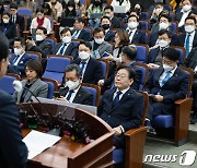 박홍근 원내대표 인사말 듣는 이재명 민주당 대표