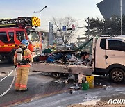 서울 광장동서 화물차 화재…"적재 폐기물 중 리튬 배터리서 불꽃"