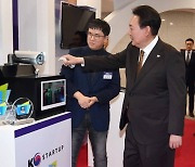 [포토] CES 디지털 기술혁신 기업인과 함께한 윤 대통령