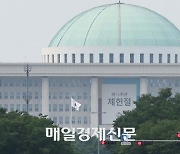 “맨날 싸우더니 결국 나라 망신”…분열정치에 한국 민주주의 8단계 ‘뚝’