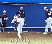 "에이스라서"... 나홀로 홈 유니폼→이승엽 폭소, 존재감 남달랐다 [MD시드니]