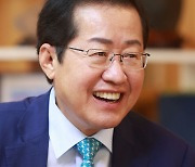 홍준표 "도시철도 무상 이용 연령 6월부터 70세 이상 검토"