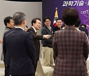 尹, CES '혁신상' 기업인에 '엄지척'…"글로벌 주역되도록 정부 뒷받침"(종합2보)
