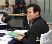 지하철 시위 그칠까…오세훈 면담한 전장연 대표 "내일 입장발표"