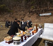 극적으로 찾은 학살 희생자 유해 80구... "편히 쉬시길"