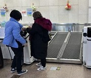 스스로 수하물 위탁…김해공항 국내선, 셀프 백드롭 운영