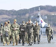 마라도함에서 만난 한미 해군 지휘관