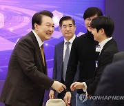 CES 디지털 기술혁신 기업인과 인사하는 윤석열 대통령