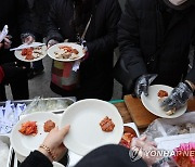 이슬람 사원 공사장 앞에서 돼지수육